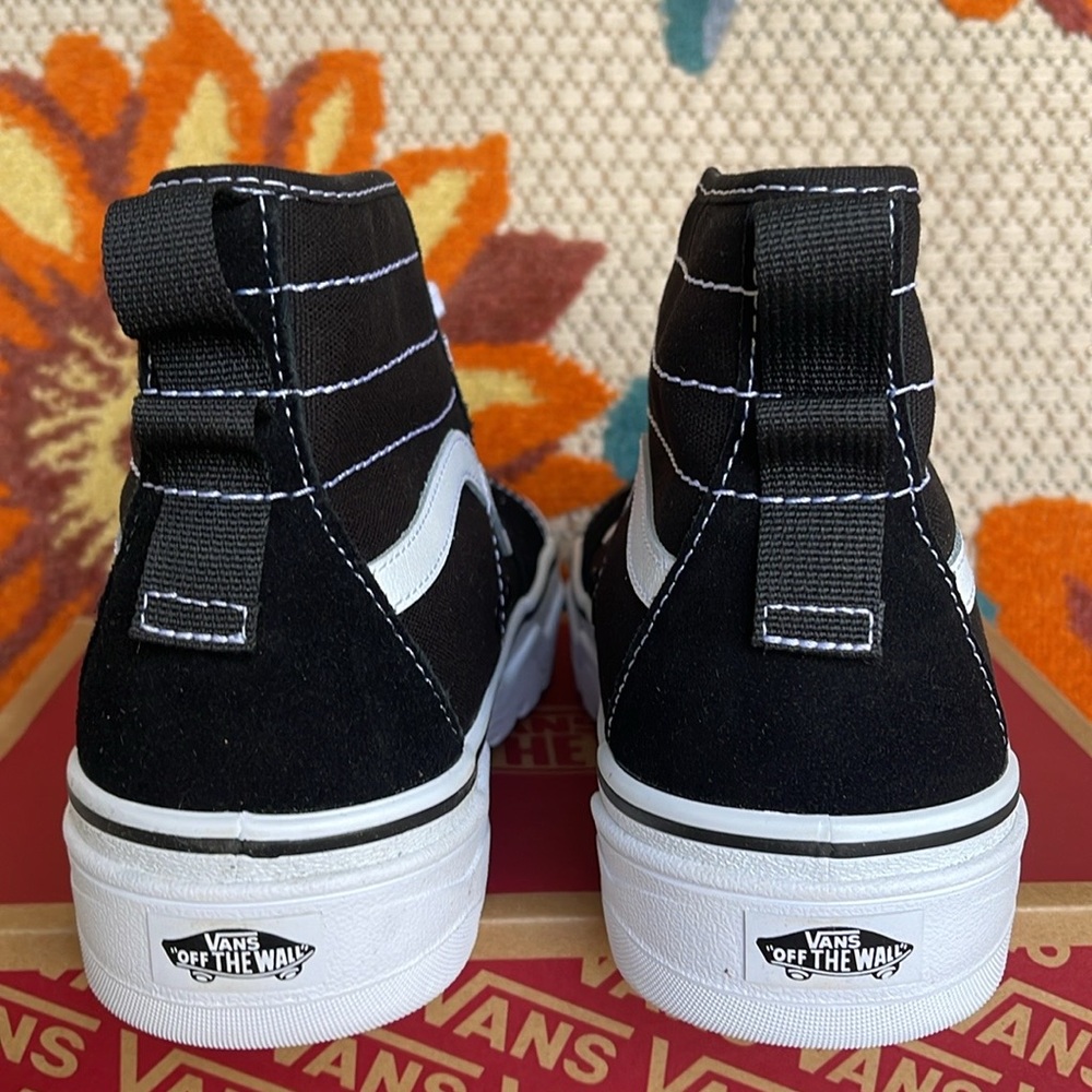 Vans Men’s Sentry Sk8-Hi
Black/White
VN0A5KY5BA2
Sneakers - Picture 13 of 16